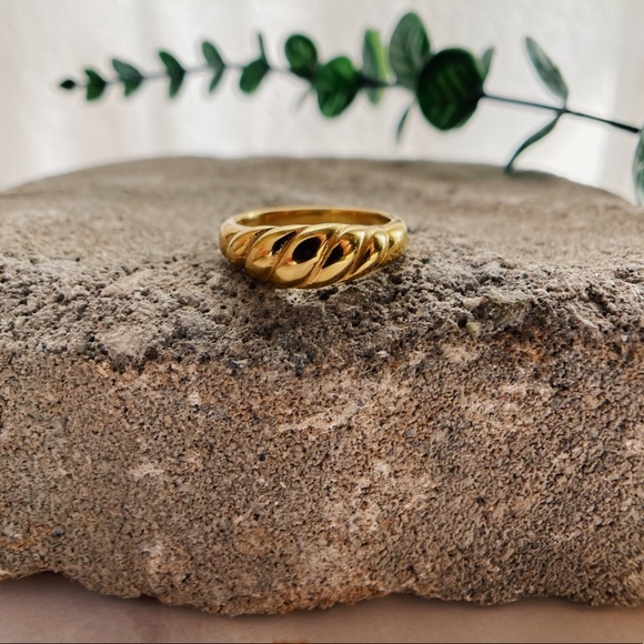Last 1! ✨ Gold Thin Croissant Twisted Dome Ring - Picture 2 of 4